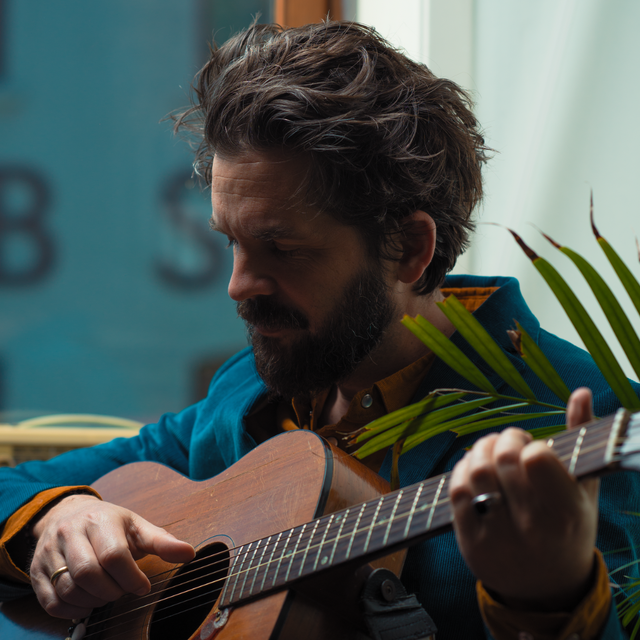 thomas Dybdahl med gitar