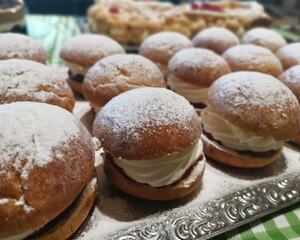 flere fastelavensboller på et serveringsbrett