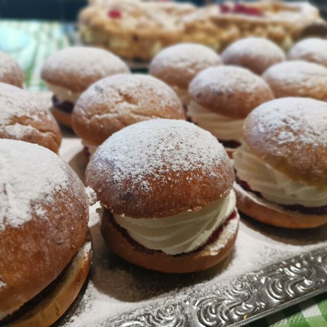 flere fastelavensboller på et serveringsbrett