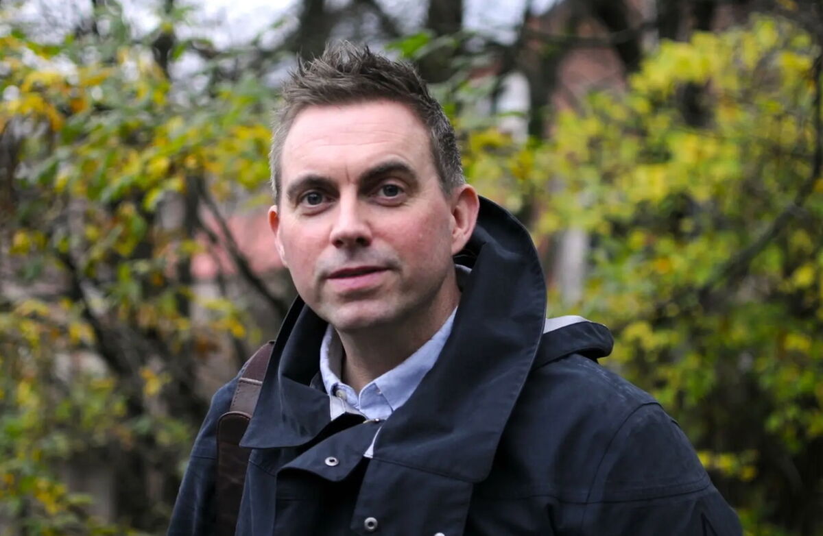 – God seniorpolitikk begynner ikke når du er 62. Den begynner den første dagen du går inn i din første jobb, sier Hans Christoffer Aargaard Terjesen. Foto: Elise Kjørstad. Bildet viseer Hans Christoffer Aargaard Terjesen. Middelaldrende mann utendørs med løvtrær i bakgrunnen. Han ser våkent mot deg.