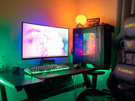 To spillskjermer i et rom med grønnaktig lys.