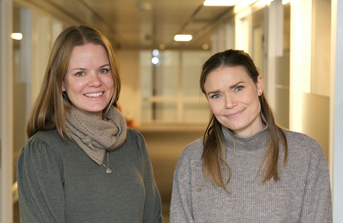 ENDRING: Kroppen reagerer annerledes på alkohol og legemidler når vi blir eldre, forteller Eva Kristiansen og Mari Finstad Evenby i KORUS øst. Foto: Kai Nygaard. To unge kvinner med langt hår, den ene lys og litt høyere, den andre mørk blond/brunt. Begge med blå øyne.