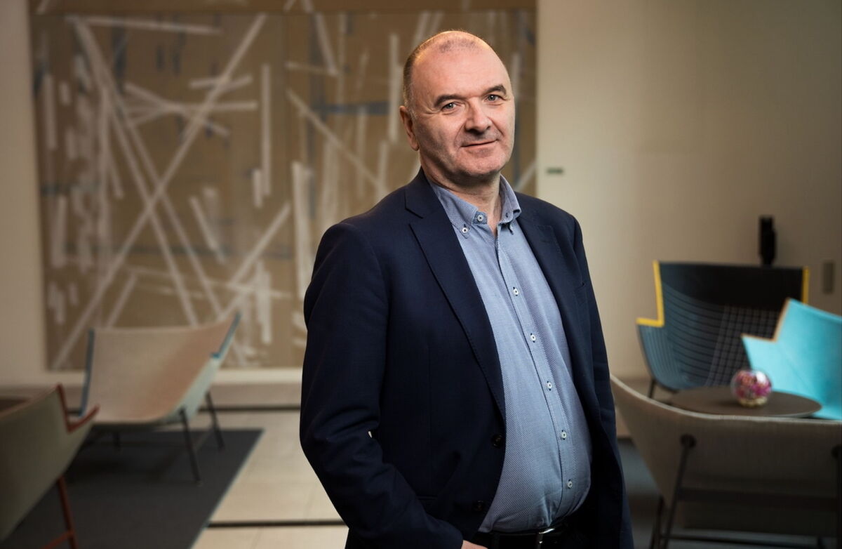 Middelaldrende mann med blå jakke