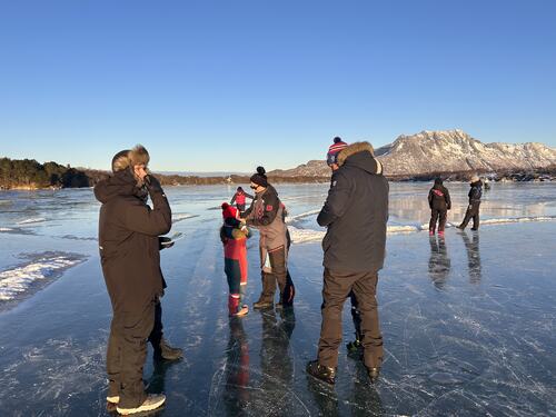 Avslutning på friluftsåret 2025 på Storvatnet_Ronny og Erika på isen