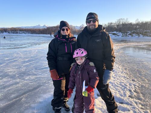Avslutning på friluftsåret 2025 på Storvatnet_Silje og Thomas med datter