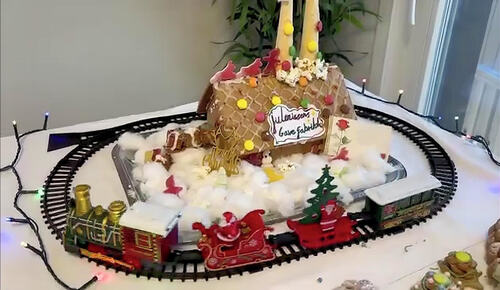 Leonora Moe hadde lagd julenissens gaveverksted og fikk 3. plass i konkurransen. Leonora Moe hadde lagd julenissens gaveverksted og fikk 3. plass i konkurransen.