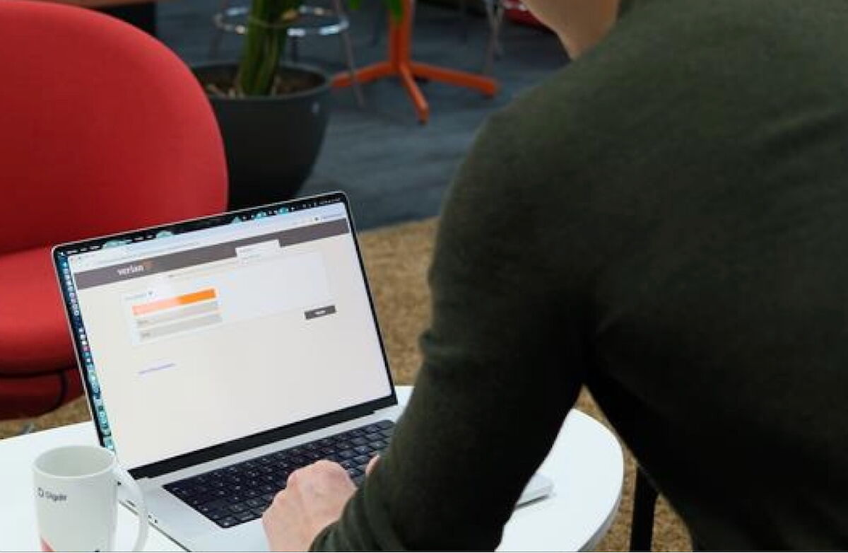 Fakta og kunnskap om innbyggernes digitale ferdigheter vil bli brukt for å tilpasse innsats og tiltak for å bidra til at flest mulig er i stand til å ta i bruk digitale verktøy og tjenester som er avgjørende for å kunne delta i vårt digitale samfunn. Foto: Digdir En mann sett bakfra sitter med en åpen PC-skjerm