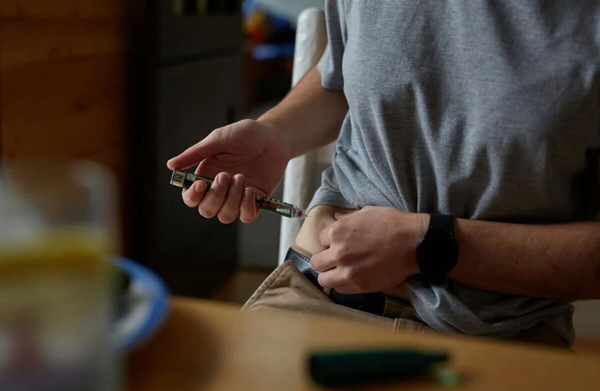 Diabetespasienter holder sykdommen i sjakk med insulin. Hvor stor dose de skal ha, må sjekkes med jevnlige blodprøver. Nå arbeider forskerne med å la KI avgjøre hvor mye som er riktig dose. Illustrasjonsfoto: Freepik / unsplash En mann setter en sprøyte på siden av sin egen kropp.