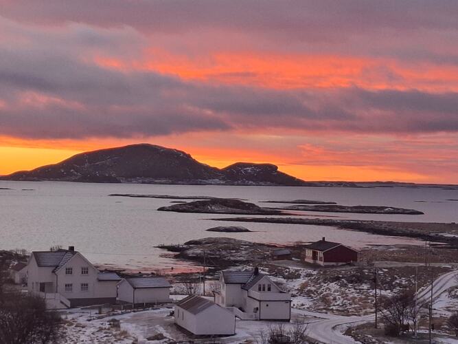 Vardøya i solnedgang. (Foto: Kirsti Karlsen)