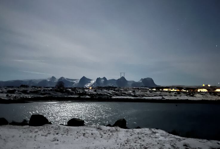 Januarlyset seint på kveld. (Foto: Elbjørg Larsen)