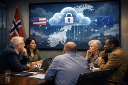 Personer samlet rundt et bord. Det norske flagget i et hjørne. På veggen er storskjerm som viser Norgeskartet med en sky med lås på. Utenfor kartet er det amerikanske flagget på v side og EU-flagget på h.