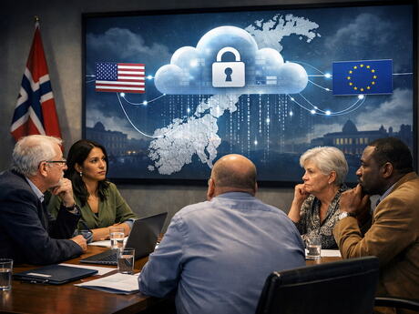 Personer samlet rundt et bord. Det norske flagget i et hjørne. På veggen er storskjerm som viser Norgeskartet med en sky med lås på. Utenfor kartet er det amerikanske flagget på v side og EU-flagget på h.