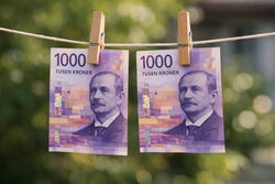 To tusenlapper henger til tørk på en snor.