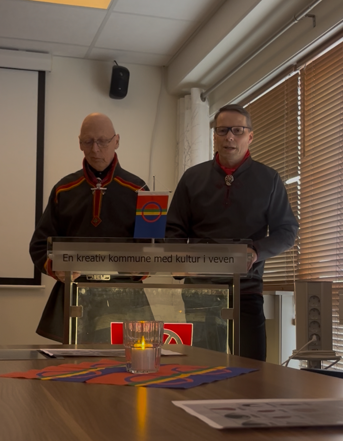 Ordfører Bernt E. I. Lyngstad og tolk Idar Pedersen