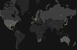 Illustrasjon av kartet som viser hvor filer blir lastet ned. Kartet er mørkt og grått med lyse spredde punkter.