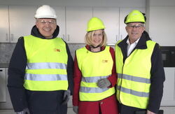 Minister for høyere utdanning, Sigrun Aasland, kommunalminister Bjørnar Skjæran (til høyre) og husbankdirektør Jan Hjelle er godt fornøyd med tempoet i studentboligbyggingen. Foto: Husbanken Tre personer, to menn og en kvinne