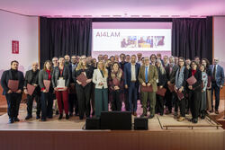 Mange personer er oppstilt på en scene.