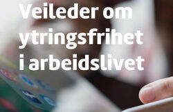 Fra forsiden av rapporten med tittel og deler av en hånd med en penn.