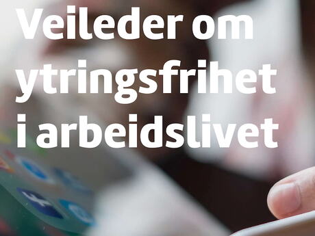 Fra forsiden av rapporten med tittel og deler av en hånd med en penn.