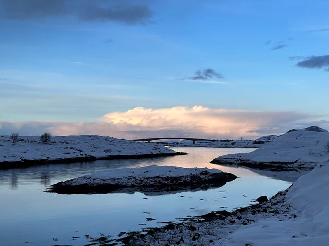 Himmel, hav og Hoholmbrua. (Foto: Elbjørg Larsen)