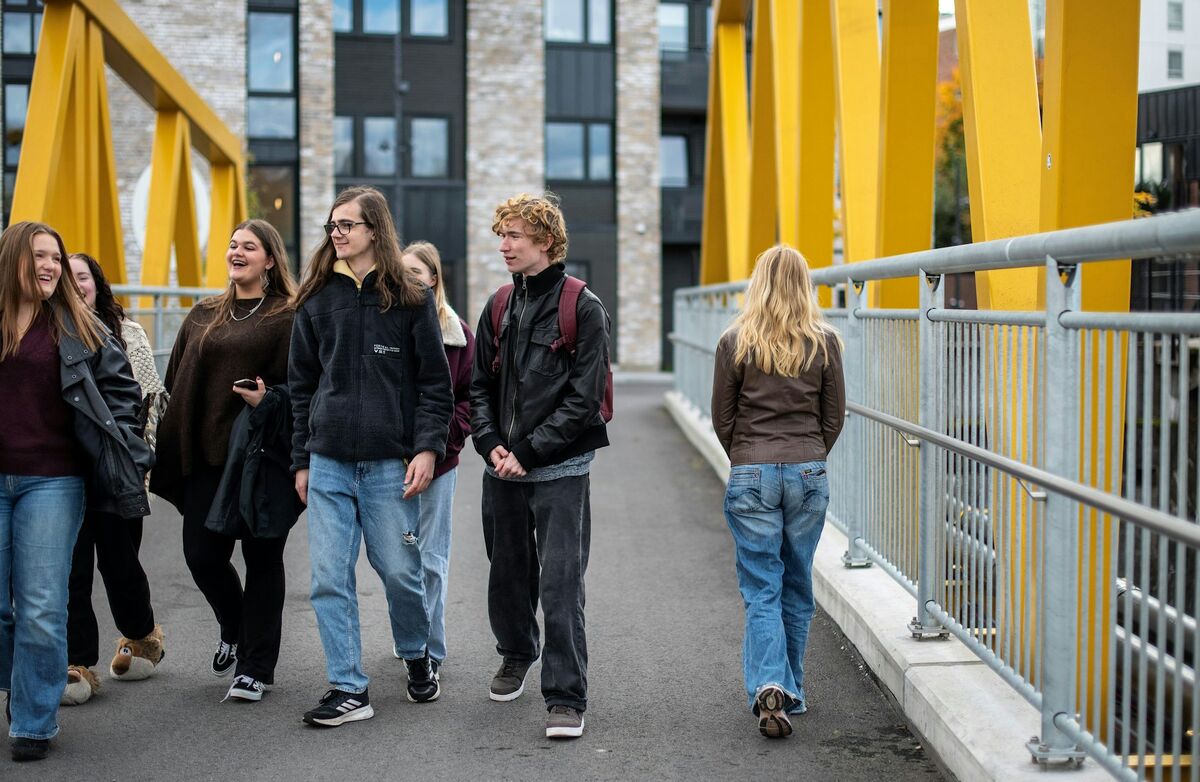 Ungdom på en gangbro.