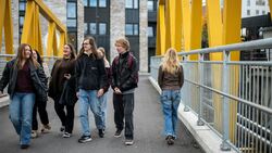 RELASJONSBASERT ARBEID: Tillit og relasjon er en forutsetning for å lykkes med oppsøkende arbeid. Foto: Marte Refsdal/Mulle Media Ungdom på en gangbro.