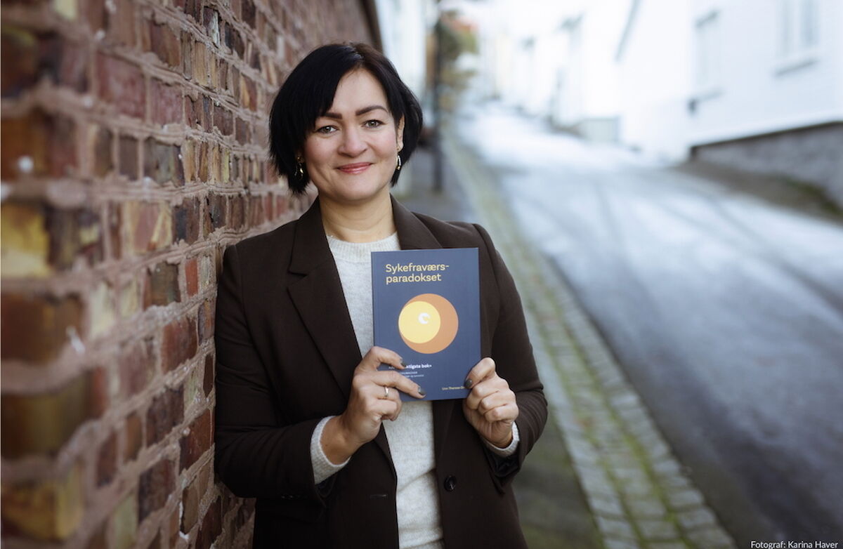– Skaper du tillit og relasjoner, så vil du få veldig lojale medarbeidere, som ønsker å stå på og yte det de kan fra de forutsetningene de har, sier Unn Therese Omdal. Foto: Karina Haver Unn Therese Omdal holder opp boka som hun har skrevet.