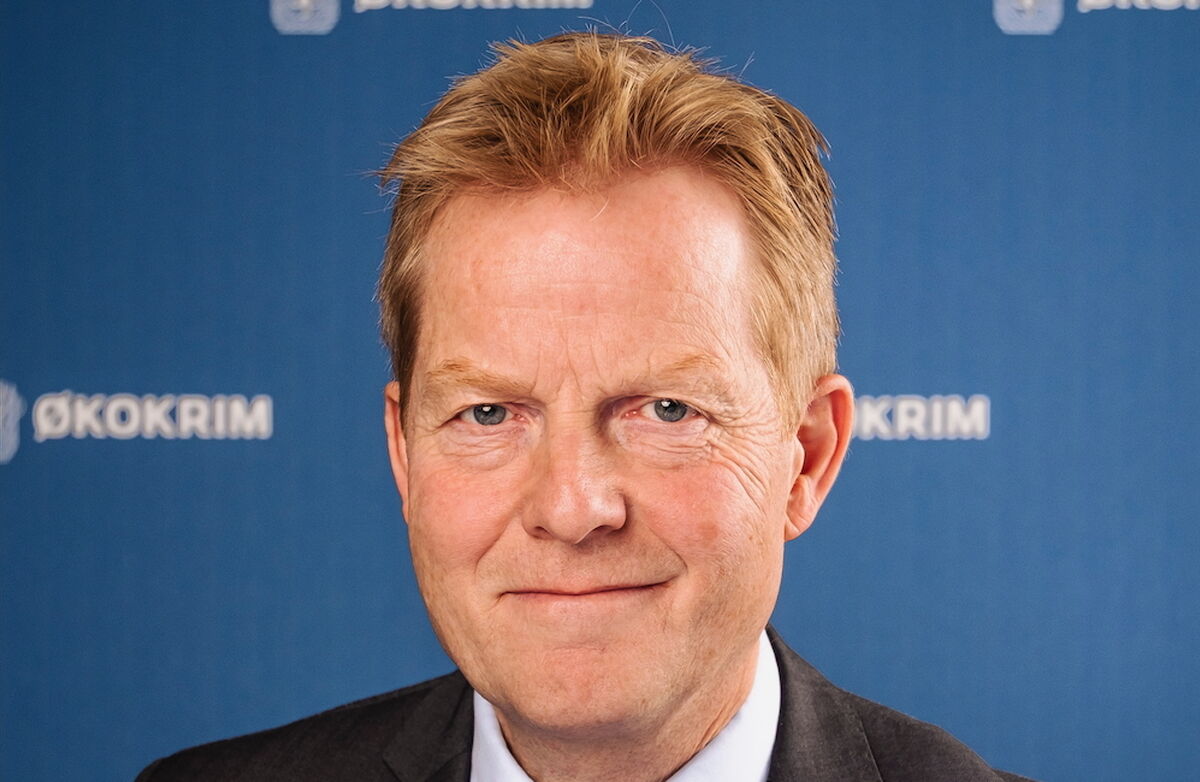 Alvorlig middelaldrende mann ser inn i kameraet.