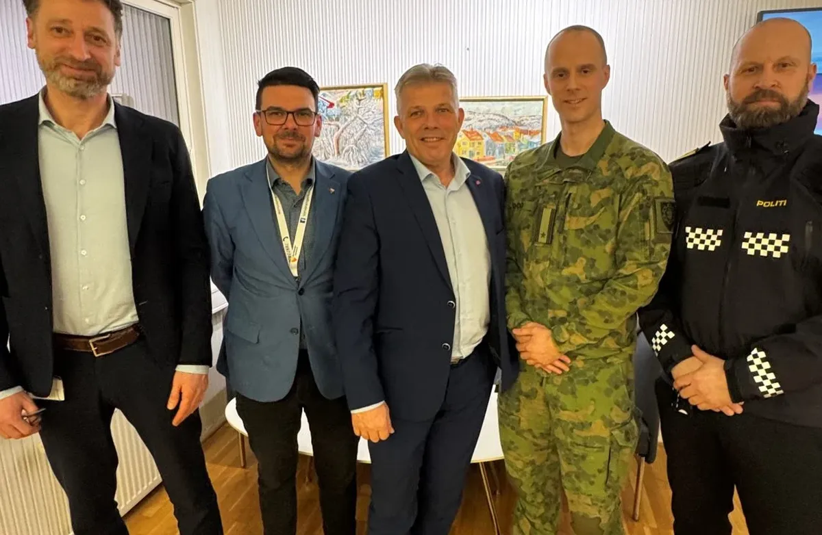 Kommunal- og distriktsminister Bjørnar Skjæran møtte torsdag ettermiddag representanter fra politiet, sykehuset, Forsvaret og Sør-Varanger kommune for å diskutere bosetting i kommunen. Foto: Jon Berg, Kommunal- og distriktsdepartementet Gruppebilde av de involverte.