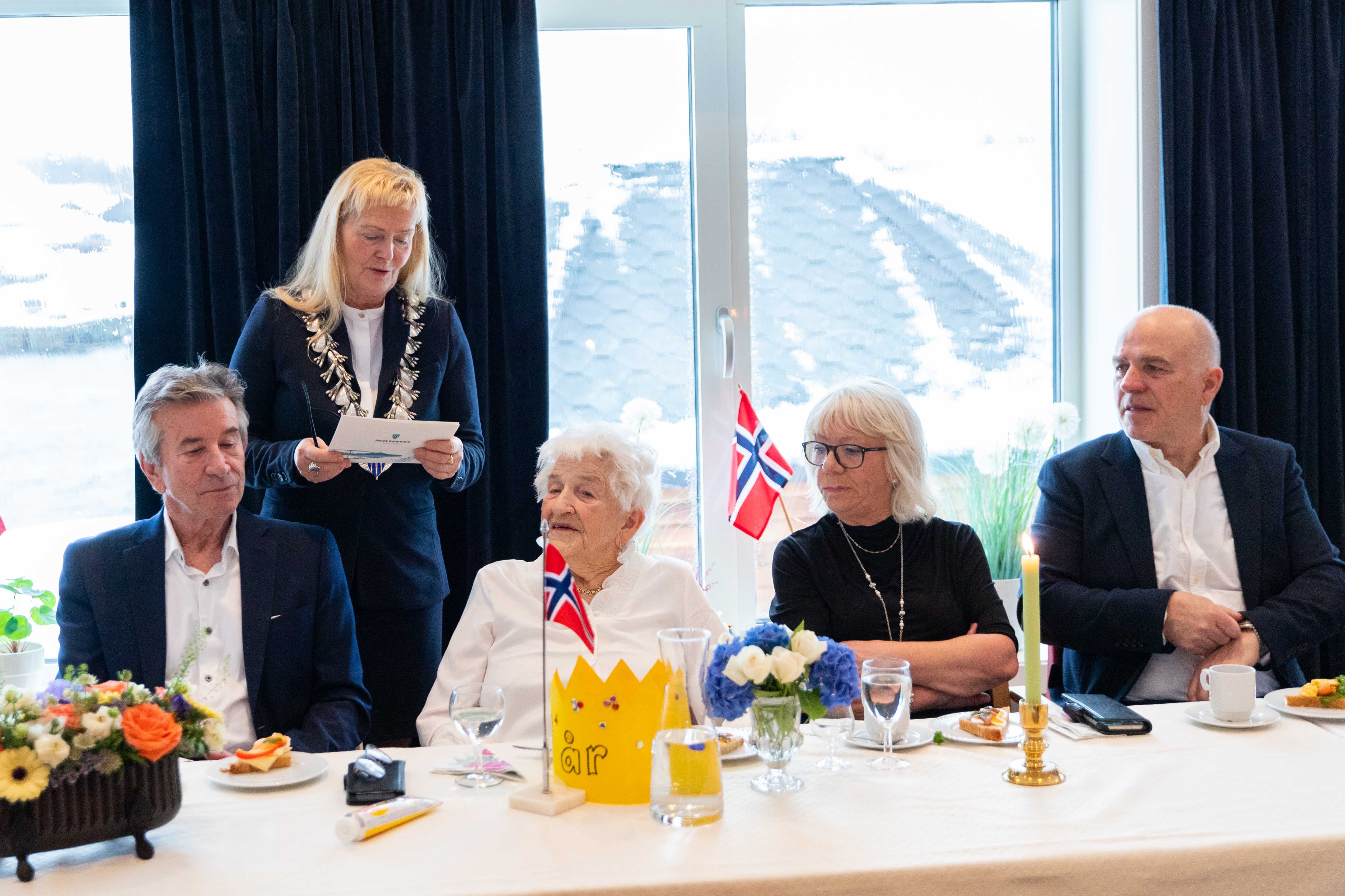 Foto: Pål Nikolaisen. Ordfører Elbjørg Larsen holdt tale til ære for hundreåringen, Gerd.