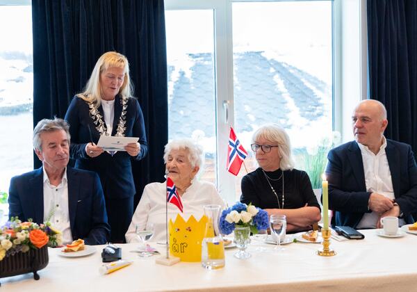 Foto: Pål Nikolaisen. Ordfører Elbjørg Larsen holdt tale til ære for hundreåringen, Gerd.