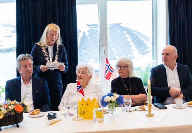 Foto: Pål Nikolaisen. Ordfører Elbjørg Larsen holdt tale til ære for hundreåringen, Gerd.