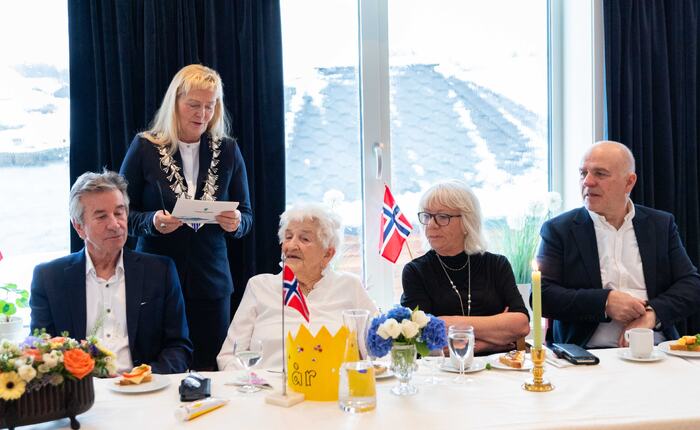 Foto: Pål Nikolaisen. Ordfører Elbjørg Larsen holdt tale til ære for hundreåringen, Gerd.