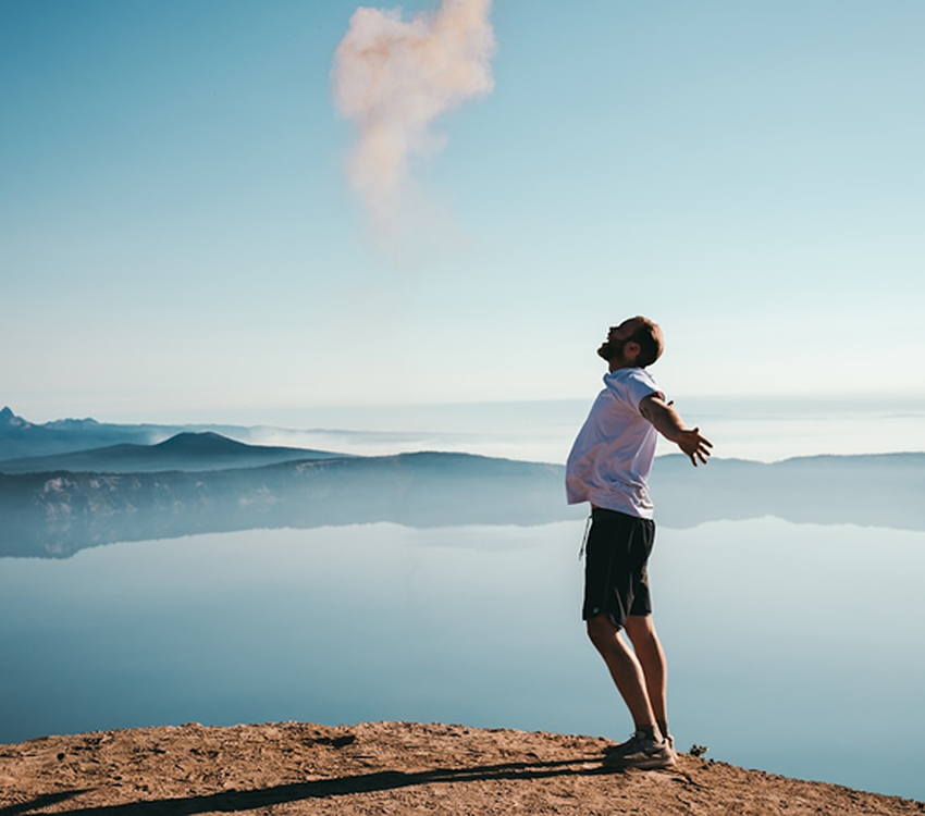 mann som står med hendene i været