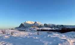 Utsikt mot Dønnamannen i vinterdrakt