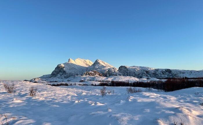 Utsikt mot Dønnamannen i vinterdrakt