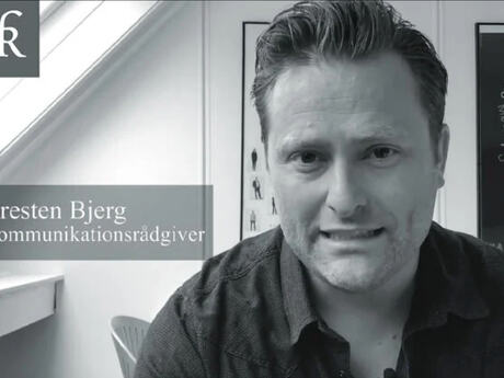 Bildet er et svart-hvitt portrett av en mann som sitter innendørs og ser rett inn i kamera.  Til venstre i bildet ligger en halvtransparent tekstboks med navnet og tittelen hans: «Kresten Bjerg – Kommunikationsrådgiver». Øverst til venstre er det o