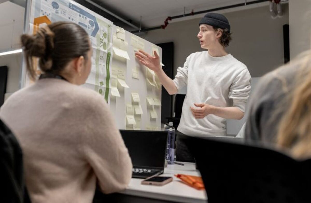 Studenter med en tavle med post-it lapper