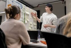 Studenter med en tavle med post-it lapper