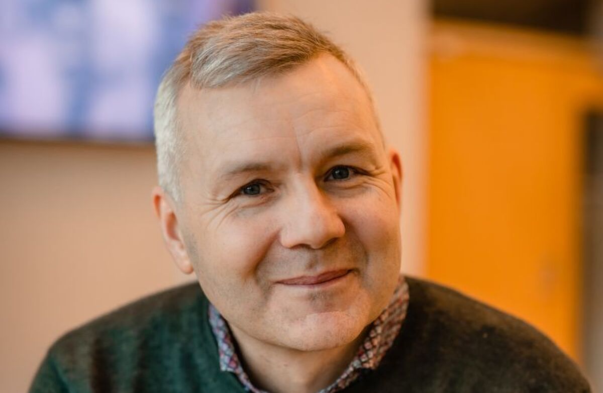 Jan Erik Nerdal er opptatt av at vi må forvalte den høye tilliten brukerne har til oss. Foto: Marte Stormyr/Don't Be Negative Foto Middelaldrende mann med grått hår og genser ser inn i kameraet.