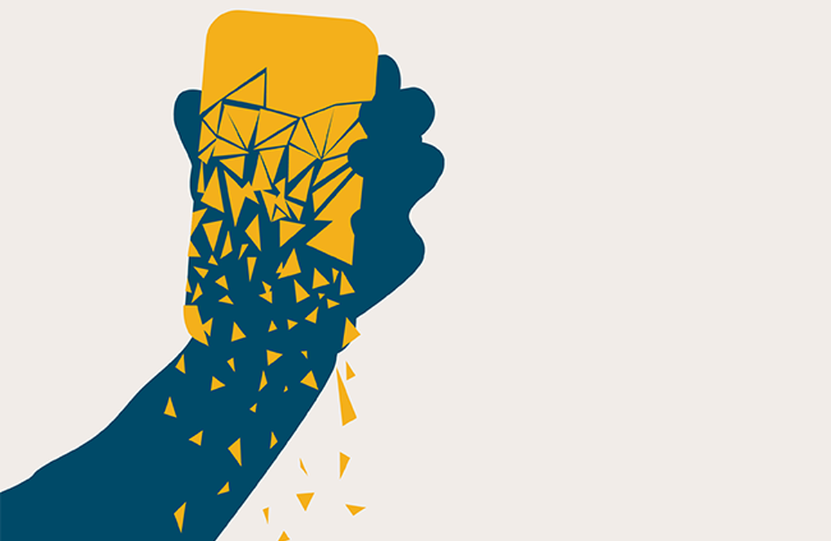 Utviklingen må snus. Derfor sender Forbrukerrådet og 58 andre organisasjoner og eksperter et brev til Regjeringen. Illustrasjon: Hanne Fossaa Eriksen / Forbrukerrådet enkel tegning av en hånd som holder en mobil oppe, og den smuldrer opp nedenfra og biter faller ned.