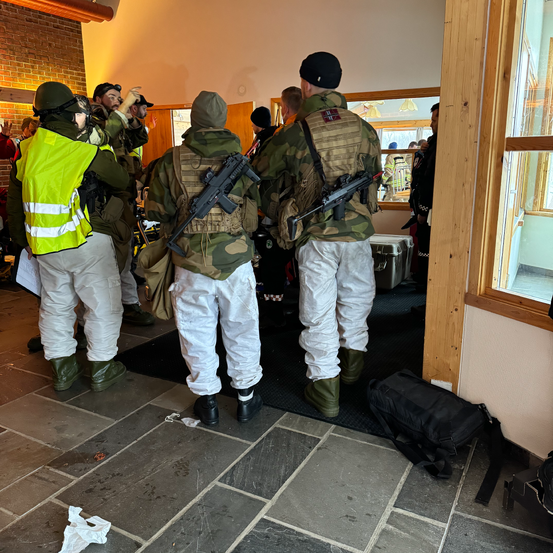 Bilde fra Nordreisa idrettshall, sideøvelse Nordic Respons 2024. Bilde fra Nordreisa idrettshall, sideøvelse Nordic Respons 2024.