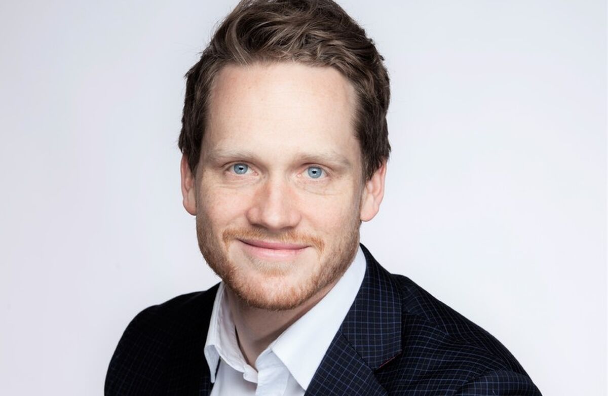 Mann med brunt, kanskje litt rødlig hår.