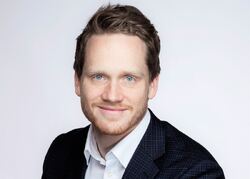 Ledere bør spørre dem de samarbeider med hva de savner mer av, og være genuint nysgjerrige på hva de selv kan gjøre annerledes for å få samspillet til å fungere bedre, sier Thomas Nesset Midelfart. Foto: Privat Mann med brunt, kanskje litt rødlig hår.