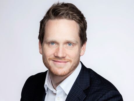 Mann med brunt, kanskje litt rødlig hår.