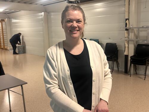 Pia Parelius fra Løkta har tatt opp arven etter sin far og fulgte ungene fra Løkta til Herøy. Hun er full av lovord om Herøyhallcup.