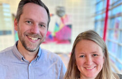 Etter ti år med felles sykehustekster var budskapet derfor fortsatt det samme: God pasientinformasjon er ikke en detalj. Det er en del av selve behandlingskvaliteten, poengterer Fredrik Gustav Lorentzen og Elisabeth Stakkeland. Foto: Helse vest Mann og kvinne