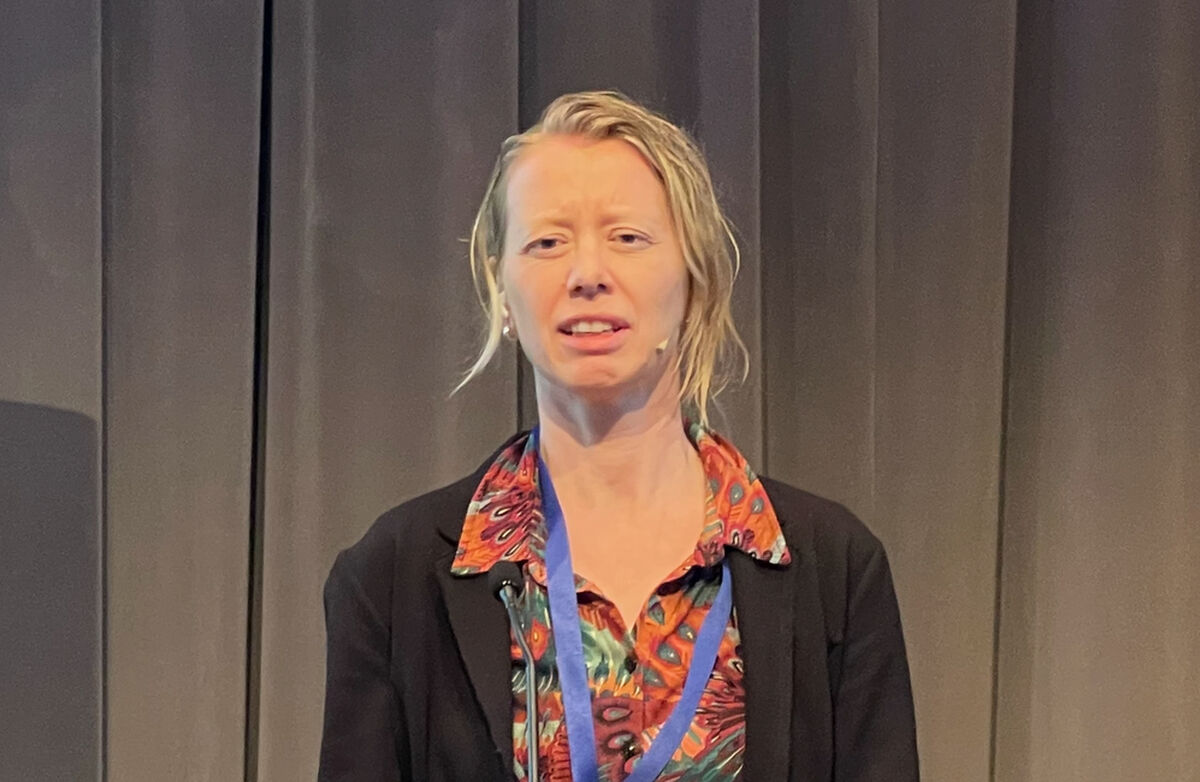 Mot slutten kom Eva Kristine Kirkevik med et råd som også fungerer som en påminnelse om at inkludering sjelden skjer av seg selv: Synstolking bør forberedes. Foto: Torbjørn Vinje Kvinne med lyst hår ser mot meg uten å se (hun er blind).