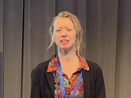 Kvinne med lyst hår ser mot meg uten å se (hun er blind).