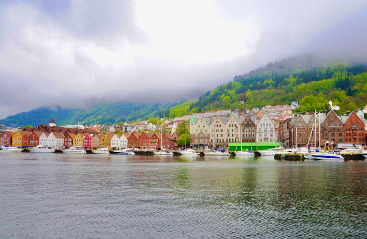 Bryggen i Bergen med de karakteristiske husene mot vannet. Det er skodde og en særegen stemning.